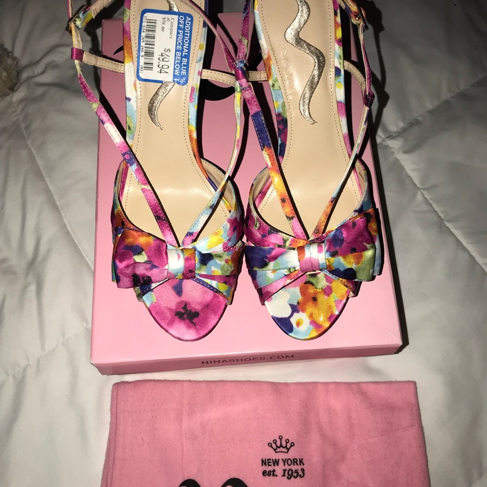 Nina size 8 satin floral platform sandal